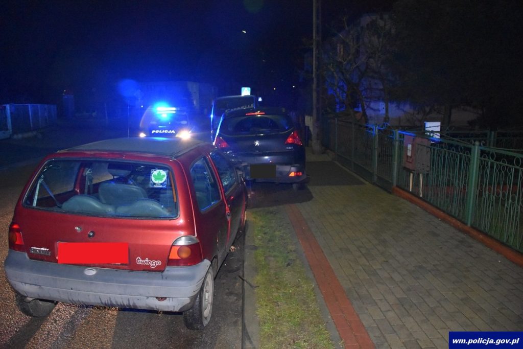 Kolizja i dwa auta w rowie [zdjęcia]