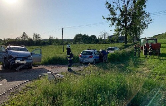 Zderzenie ciągnika rolniczego z autem osobowym