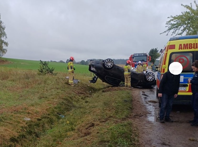 miejsce zdarzenia wypadku w Koszelewach, widać służby ratunkowe i samochód po dachowaniu / fot. policja