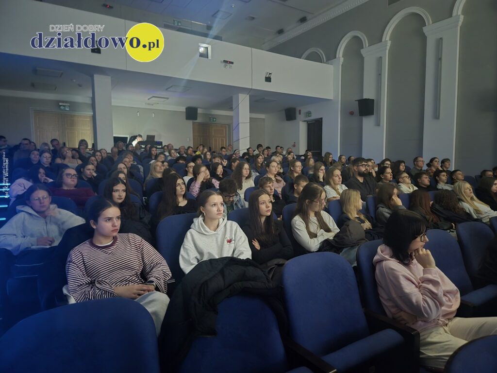 zgromadzona publiczność na widowni Miejskiego Domu Kultury
