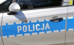 napis policja na drzwiach samochodu