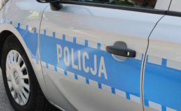 napis policja na drzwiach samochodu