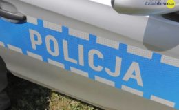 napis policja na drzwiach samochodu