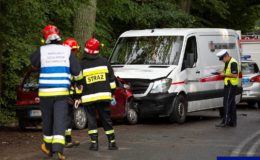 Fiat uderzył w dostawczego mercedesa. Kierowca fiata był pijany