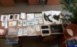Posiadali amfetaminę, marihuanę i ekstazy. Jeden był poszukiwany listem gończym, drugi nakazem doprowadzenia