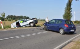 Czołowe zderzenie renault z citroenem