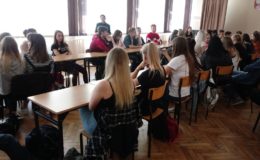 Policjantki spotkały się z licealistami. Świadomie, rozsądnie i odpowiedzialnie