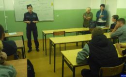 Jak postępować i czego unikać? Odpowiedzi na pytania młodzieży udzielały policjantki
