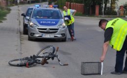 Rowerzystka wjechała pod hondę. Helikopter zabrał ją do szpitala w Olsztynie