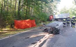 Jedna osoba nie żyje. Zderzenie osobówki z ciężarówką