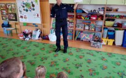 Policjantki i dzielnicowy rozmawiali o bezpieczeństwie z przedszkolakami z Działdowa [zdjęcia]