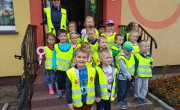 Policjantki i dzielnicowy rozmawiali o bezpieczeństwie z przedszkolakami z Działdowa [zdjęcia]