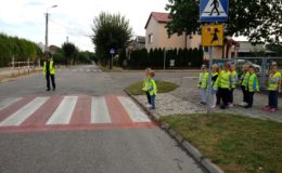 Policjantki i dzielnicowy rozmawiali o bezpieczeństwie z przedszkolakami z Działdowa