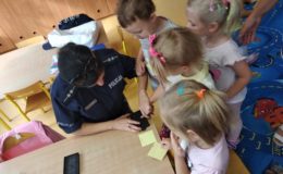 Policjantki i dzielnicowy rozmawiali o bezpieczeństwie z przedszkolakami z Działdowa