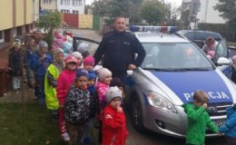 Policjantki i dzielnicowy rozmawiali o bezpieczeństwie z przedszkolakami