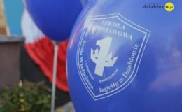„Barwy narodowe”. Happening przy działdowskiej Jedynce