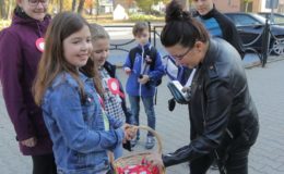 „Barwy narodowe”. Happening przy działdowskiej Jedynce