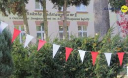 „Barwy narodowe”. Happening przy działdowskiej Jedynce