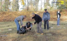 Uczniowie sprzątali cmentarz przy ul. Grunwaldzkiej [zdjęcia]