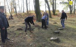 Uczniowie sprzątali cmentarz przy ul. Grunwaldzkiej