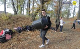 Uczniowie sprzątali cmentarz przy ul. Grunwaldzkiej