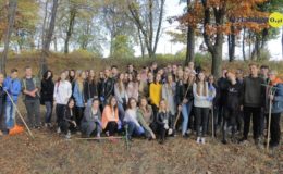 Uczniowie sprzątali cmentarz przy ul. Grunwaldzkiej