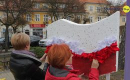 Barwy narodowe. Happening przy Ratuszu w Działdowie