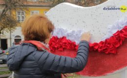 Barwy narodowe. Happening przy Ratuszu w Działdowie