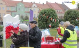 Barwy narodowe. Happening przy Ratuszu w Działdowie