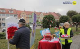 Barwy narodowe. Happening przy Ratuszu w Działdowie