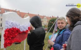 Barwy narodowe. Happening przy Ratuszu w Działdowie