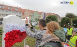 Barwy narodowe. Happening przy Ratuszu w Działdowie