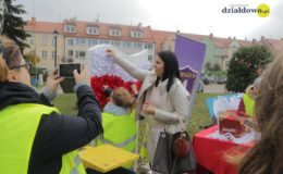 Barwy narodowe. Happening przy Ratuszu w Działdowie