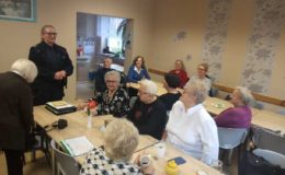 Policjanci rozmawiali o bezpieczeństwie z seniorami i młodzieżą
