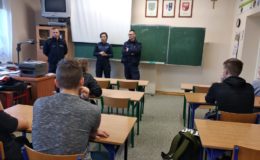Policjanci spotkali się z młodzieżą i rozmawiali o bezpieczeństwie na drodze