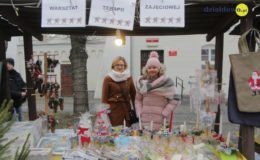 Choinka rozbłysła dziesiątkami światełek