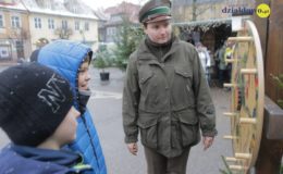 Choinka rozbłysła dziesiątkami światełek