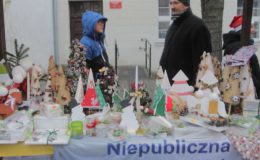 Choinka rozbłysła dziesiątkami światełek