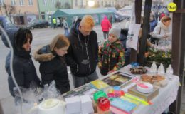 Choinka rozbłysła dziesiątkami światełek