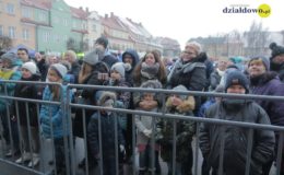 Choinka rozbłysła dziesiątkami światełek