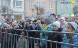 Choinka rozbłysła dziesiątkami światełek