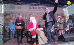 Choinka rozbłysła dziesiątkami światełek