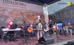 Choinka rozbłysła dziesiątkami światełek