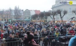 Choinka rozbłysła dziesiątkami światełek