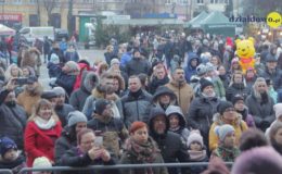 Choinka rozbłysła dziesiątkami światełek