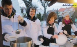 Choinka rozbłysła dziesiątkami światełek