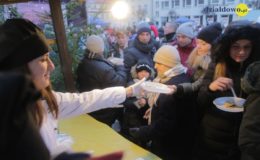 Choinka rozbłysła dziesiątkami światełek