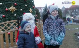 Choinka rozbłysła dziesiątkami światełek