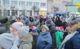 Choinka rozbłysła dziesiątkami światełek