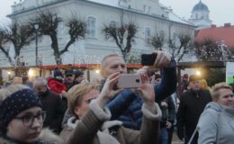 Choinka rozbłysła dziesiątkami światełek